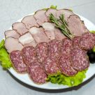 Мясное ассорти: мраморное мясо (свинина, говядина), колбаса с/к с кунжутом, семечками и чесноком
